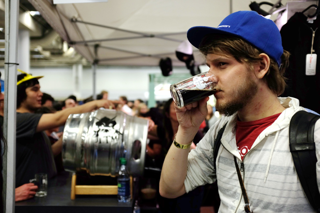 Pat sips on LTM's Le Meilleur Des 2 Mondes, a double IPA/Baltic porter blend served on cask. 